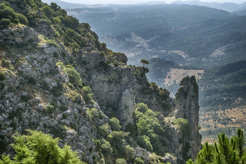 grazalema-charmant-village-de-montagne-larriere-pays-de-cadix-espagne-2