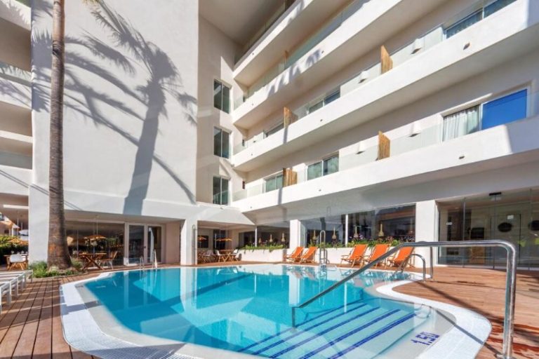 5148_hm-alma-beach-adults-only-servicios-ff7bd88
