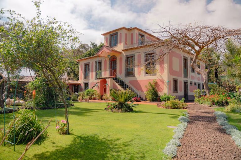 Manor_House_Front1_s7e7qx